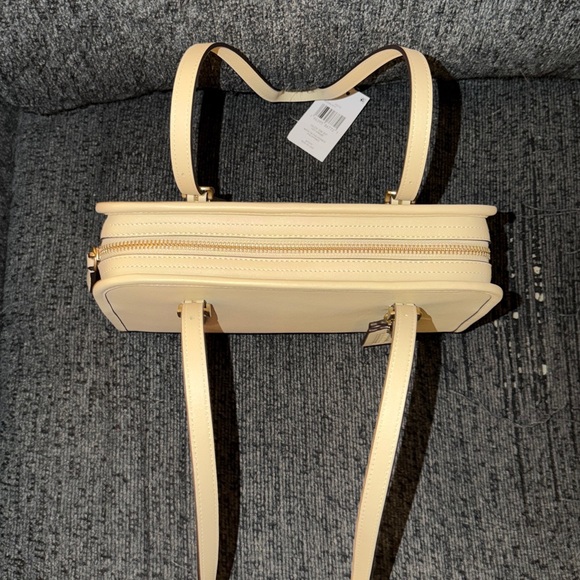 Coach Swing Zip Bag Full Size in Brass/Moonlight Glovetanned Leather NWT - Picture 3 of 16